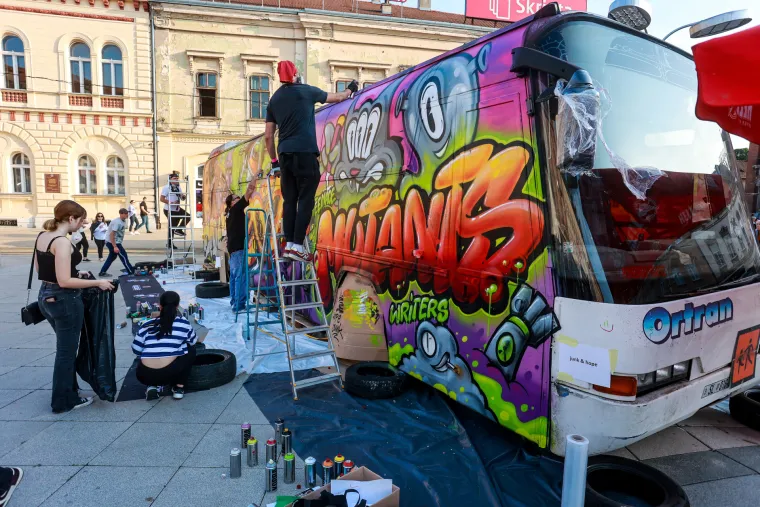 Oni sprejaju po tramvajima i busevima i nitko im ni&scaron;ta ne može! Graffiti majstori u svom su elementu u Osijeku