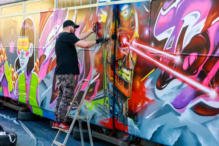 Oni sprejaju po tramvajima i busevima i nitko im ni&scaron;ta ne može! Graffiti majstori u svom su elementu u Osijeku