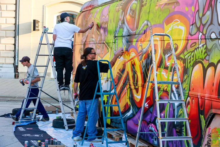 Oni sprejaju po tramvajima i busevima i nitko im ni&scaron;ta ne može! Graffiti majstori u svom su elementu u Osijeku