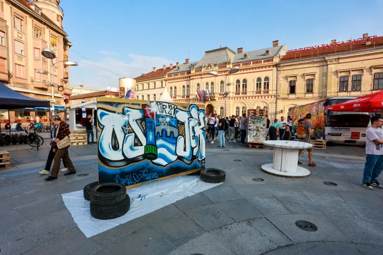 Oni sprejaju po tramvajima i busevima i nitko im ni&scaron;ta ne može! Graffiti majstori u svom su elementu u Osijeku