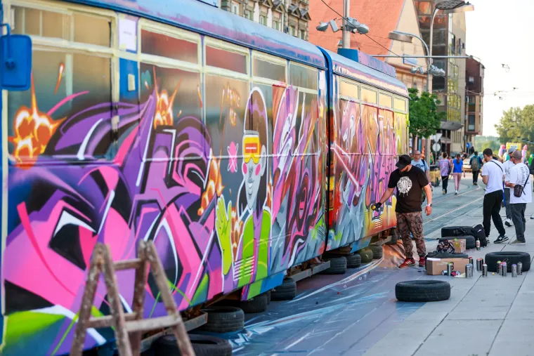 Oni sprejaju po tramvajima i busevima i nitko im ni&scaron;ta ne može! Graffiti majstori u svom su elementu u Osijeku