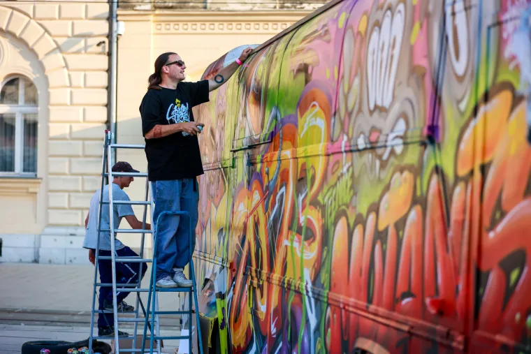 Oni sprejaju po tramvajima i busevima i nitko im ni&scaron;ta ne može! Graffiti majstori u svom su elementu u Osijeku