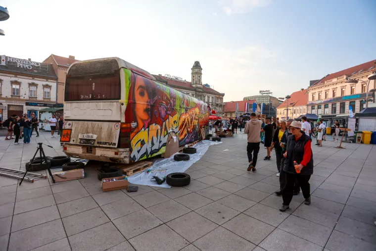 Oni sprejaju po tramvajima i busevima i nitko im ni&scaron;ta ne može! Graffiti majstori u svom su elementu u Osijeku