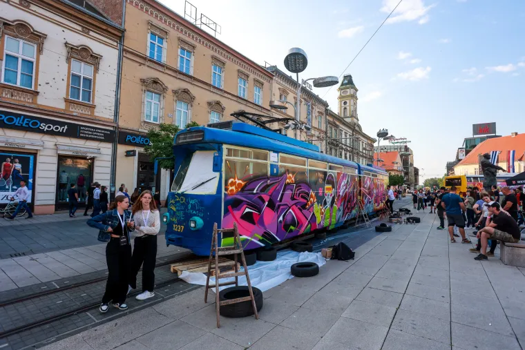 Oni sprejaju po tramvajima i busevima i nitko im ni&scaron;ta ne može! Graffiti majstori u svom su elementu u Osijeku