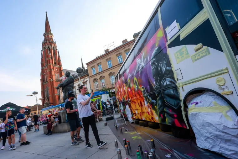Oni sprejaju po tramvajima i busevima i nitko im ni&scaron;ta ne može! Graffiti majstori u svom su elementu u Osijeku