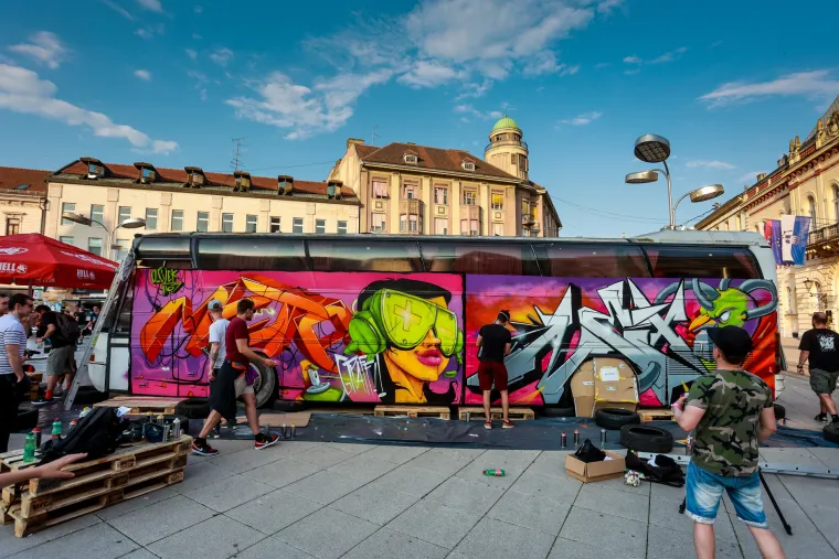 Oni sprejaju po tramvajima i busevima i nitko im ni&scaron;ta ne može! Graffiti majstori u svom su elementu u Osijeku