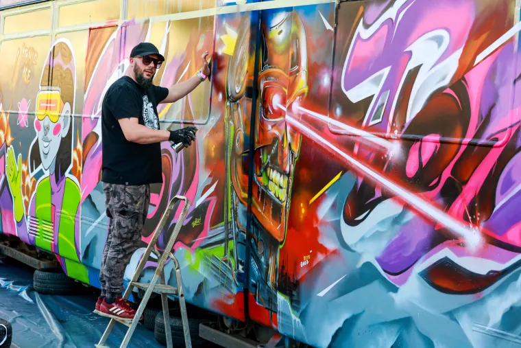 Oni sprejaju po tramvajima i busevima i nitko im ni&scaron;ta ne može! Graffiti majstori u svom su elementu u Osijeku