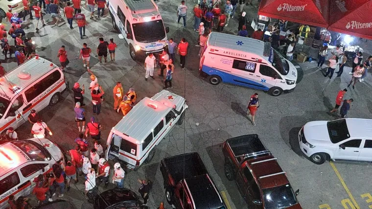 UZNEMIRUJUĆI SADRŽAJ Strava i užas na nogometnoj utakmici. Najmanje 12 mrtvih u stampedu