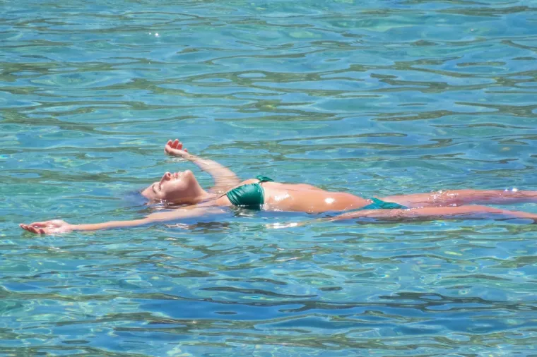 Reality zvijezda mučila se ukrotiti obline, u jednom trenutku skinula gornji dio, i to ba&scaron; kad su navalili fotografi