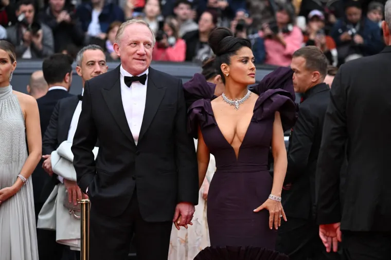 Salma Hayek pokazala da je oličenje savršenosti: Na crvenom tepihu servirala bujan dekolte, svi su buljili u nju