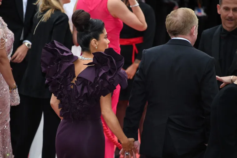 Salma Hayek pokazala da je oličenje savršenosti: Na crvenom tepihu servirala bujan dekolte, svi su buljili u nju