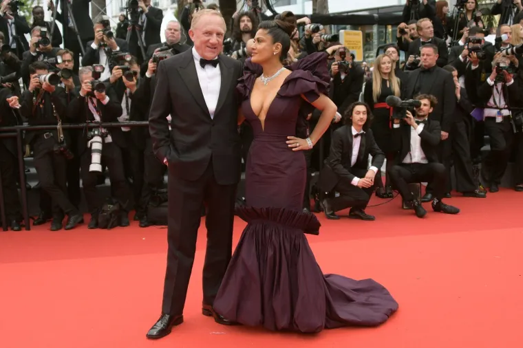 Salma Hayek pokazala da je oličenje savršenosti: Na crvenom tepihu servirala bujan dekolte, svi su buljili u nju