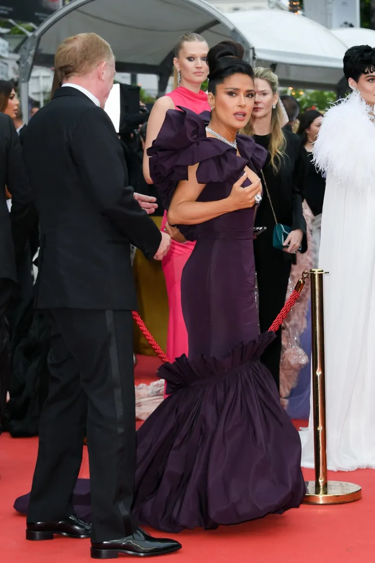 Salma Hayek pokazala da je oličenje savršenosti: Na crvenom tepihu servirala bujan dekolte, svi su buljili u nju