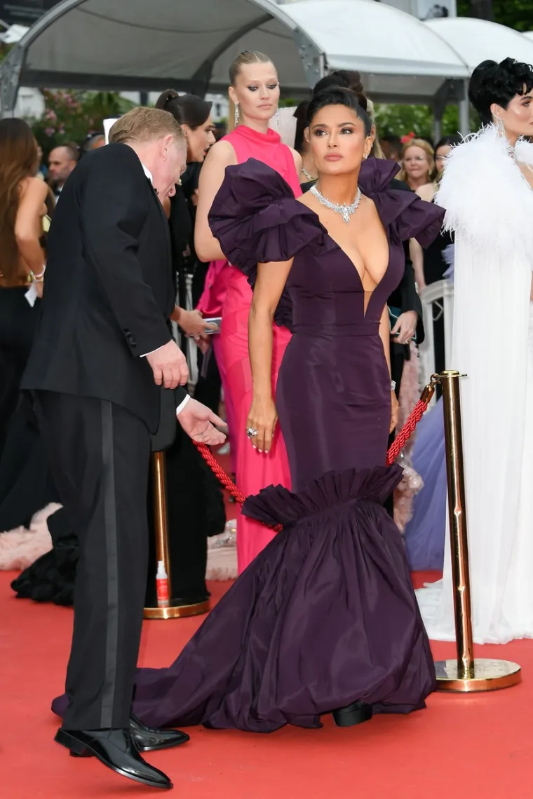 Salma Hayek pokazala da je oličenje savršenosti: Na crvenom tepihu servirala bujan dekolte, svi su buljili u nju