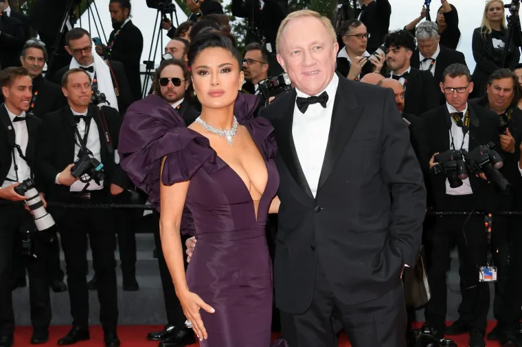 Salma Hayek pokazala da je oličenje savršenosti: Na crvenom tepihu servirala bujan dekolte, svi su buljili u nju