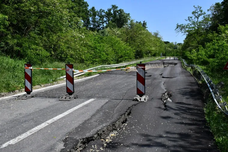 Nestvarni prizori kod Rešetara: Klizište dokrajčilo cestu koja već dulje propada
