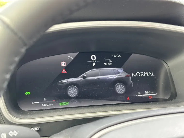 Vozačev ekran je u potpunosti digitalan, veličine 12,3 inča, a na njemu se prikazuju tri načina  vožnje - Normal...