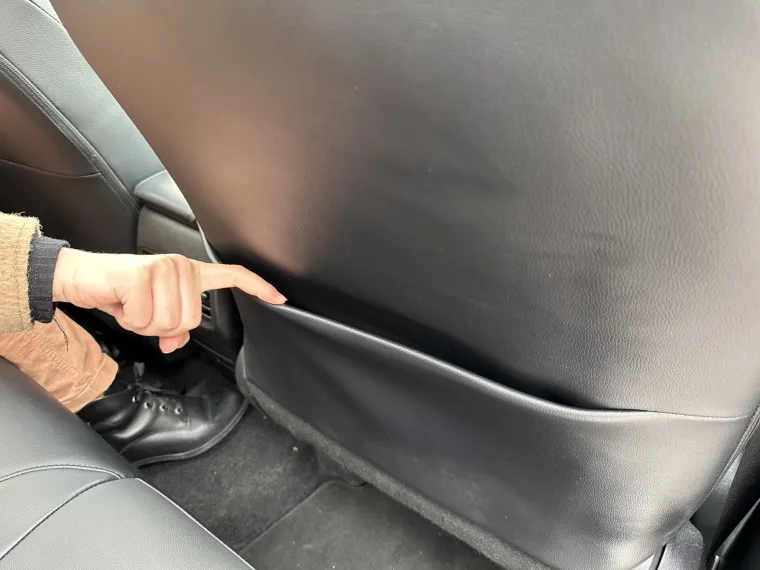 Na suvozačkom sjedalu se nalazi džep, ali ne i na vozačevom, da nitko ne ne može ometati vozača