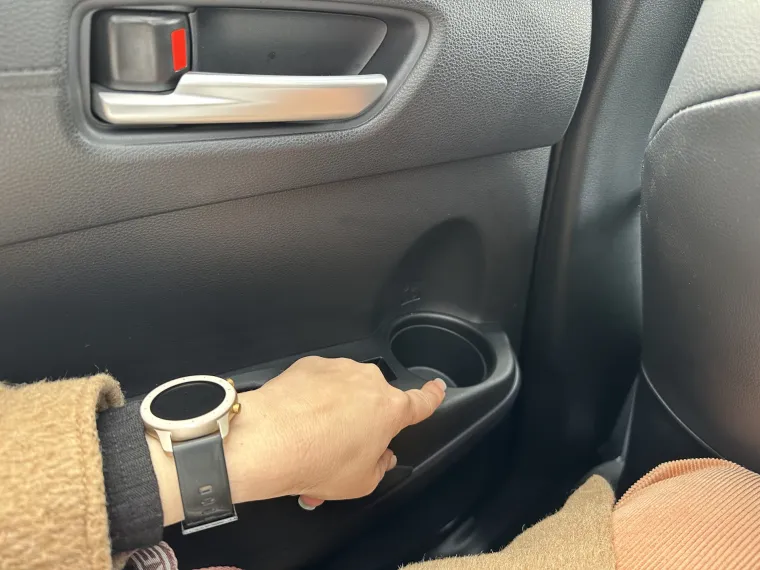 U stražnjim vratima nalaze se držači za čaše/boce