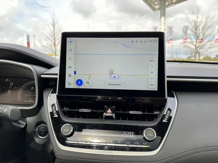 Glavni ekran veličine je 10,5 inča i str&scaron;i iznad kokpita