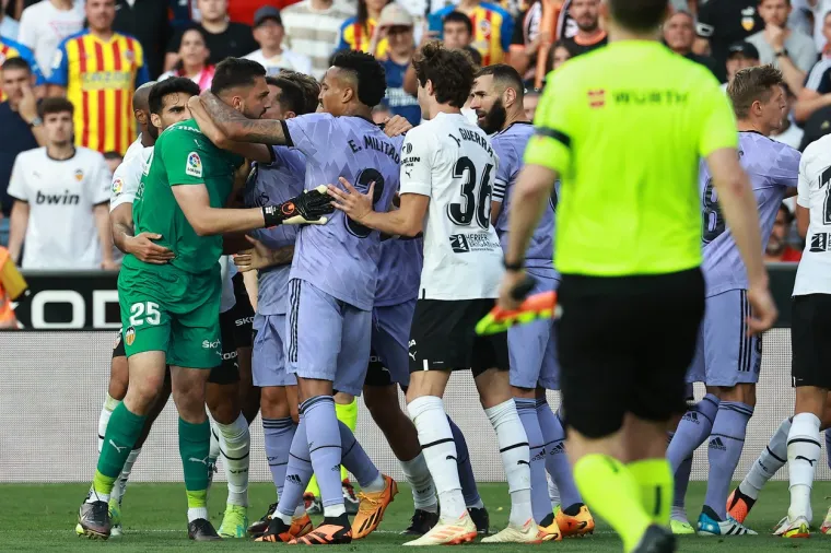 Valencia &scaron;okirala Real, umalo opći kaos na terenu