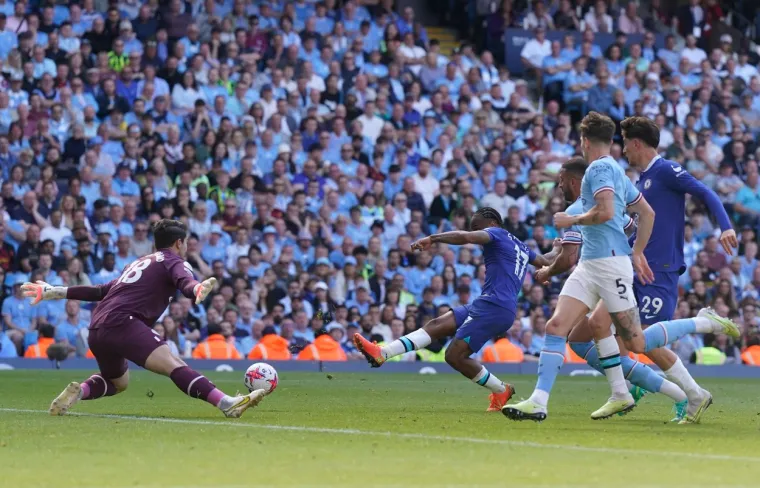 Tisuće navijača na travnjaku Etihada, Haaland bacao dijete u zrak: Slavlje 'Građana' za pamćenje