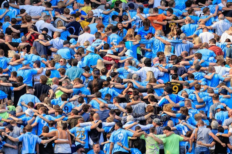 Tisuće navijača na travnjaku Etihada, Haaland bacao dijete u zrak: Slavlje 'Građana' za pamćenje