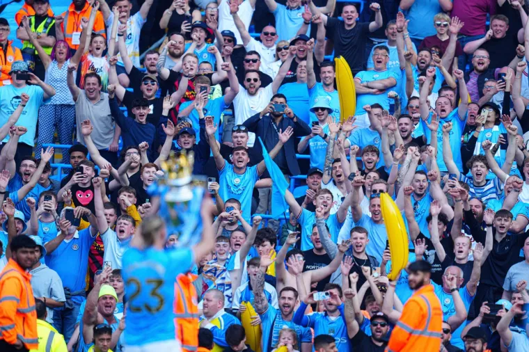 Tisuće navijača na travnjaku Etihada, Haaland bacao dijete u zrak: Slavlje 'Građana' za pamćenje