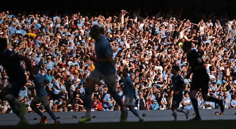 Tisuće navijača na travnjaku Etihada, Haaland bacao dijete u zrak: Slavlje 'Građana' za pamćenje