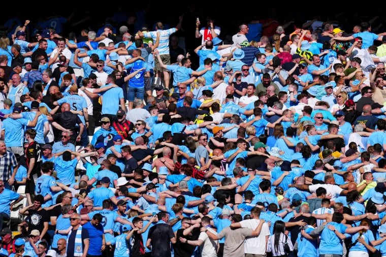 Tisuće navijača na travnjaku Etihada, Haaland bacao dijete u zrak: Slavlje 'Građana' za pamćenje