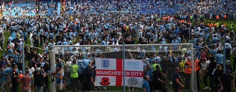 Tisuće navijača na travnjaku Etihada, Haaland bacao dijete u zrak: Slavlje 'Građana' za pamćenje