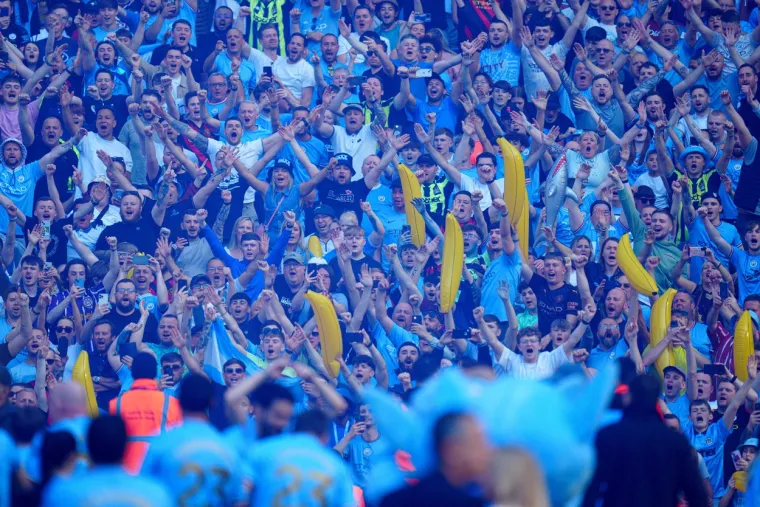 Tisuće navijača na travnjaku Etihada, Haaland bacao dijete u zrak: Slavlje 'Građana' za pamćenje