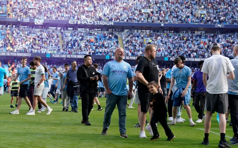 Tisuće navijača na travnjaku Etihada, Haaland bacao dijete u zrak: Slavlje 'Građana' za pamćenje