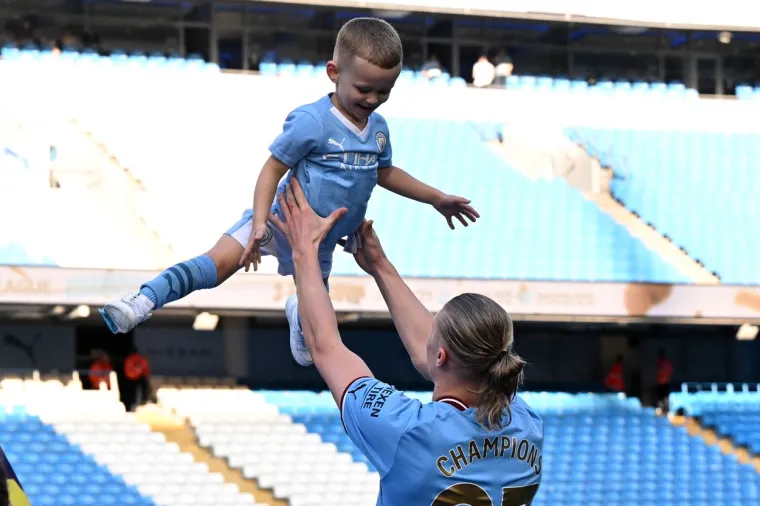 Tisuće navijača na travnjaku Etihada, Haaland bacao dijete u zrak: Slavlje 'Građana' za pamćenje