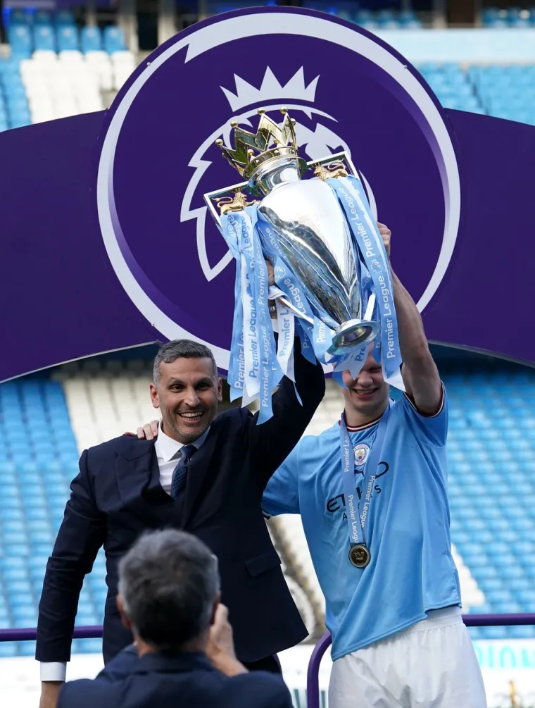 Tisuće navijača na travnjaku Etihada, Haaland bacao dijete u zrak: Slavlje 'Građana' za pamćenje