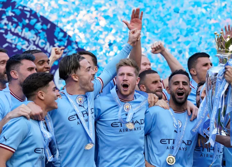 Tisuće navijača na travnjaku Etihada, Haaland bacao dijete u zrak: Slavlje 'Građana' za pamćenje