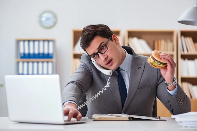 8. Vaša uprava ignorira pauze za ručak: Neki menadžeri ručak donose od kuće i smatraju da bi njihov tim trebao učiniti isto. Dakle, to zapravo znači da ne možete prošetati za vrijeme ručka, već na kraju ostanete zatvoreni u uredu cijeli radni dan. &quot;Bio je to prvi dan na mom novom poslu, u vrijeme ručka. Pogledao sam oko sebe i primijetio da se nitko ne pomiče da nekamo ode pa sam uzeo svoju torbu i rekao: &apos;Idem na ručak&apos;, a moj menadžer kaže: &apos;Zapravo, ne izlazimo iz ureda na ručak. Naši zaposlenici hranu donose od kuće. Vidite, Kate, na primjer, pije kavu uz sendvič.&apos; Kad su me zaposlili, nitko nije rekao a riječ o tome. Naljutio sam se i rekao: &apos;Imam osjetljiv želudac i moram pojesti topli obrok. Hoćeš li mi nabaviti novi želudac?&apos; Ispostavilo se da se nisam mogao pomiriti s tom ženom i dao sam otkaz. Ne žalim ni sekunde&quot;, rekao je drugi muškarac.