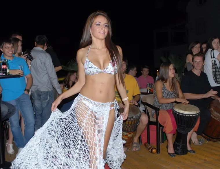 Inače, o tajanstvenoj Nikol malo se toga zna. Napustila je Feminnem prije deset godina jer se htjela isticati i imati drugačiji imidž od svojih kolegica Pamele Ramljak (43) i Nede Parmać (37), što se njima nije svidjelo.