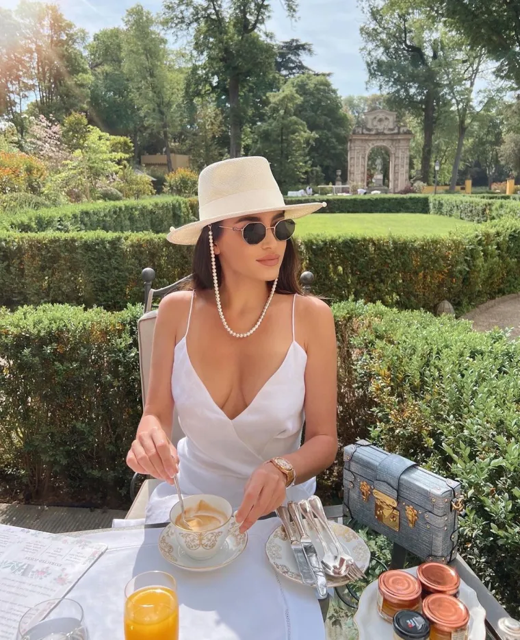 Bivša pjevačica već godinama živi u Londonu, a nedavno je uživala u Italiji, odakle je objavila nekoliko fotografija. Ona posljednja bila je iz Firenze gdje je pozirala u svilenoj bijeloj kratkoj haljini koja joj je savršeno istaknula figuru i bujne grudi. Sunčane naočale, bijeli šešir i plave mokasinke dodatno su začinili cijeli izgled.