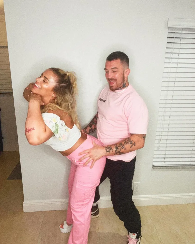 Kao da nisu bile dovoljne ove vruće fotke s prijateljicom: Nakon toga je jo&scaron; objavila selfie u prozirnom grudnjaku