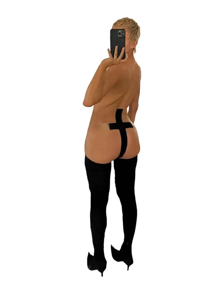 Australka je slavnog repera upoznala u njegovoj tvrtki u kojoj ona radi od 2020. godine. Navodno je jo&scaron; bila studentica kada joj je Kanye ponudio posao, a prema pisanju TMZ-a brak su navodno sklopili u siječnju ove godine. Detalje svog privatnog života inače čuva podalje od javnosti.