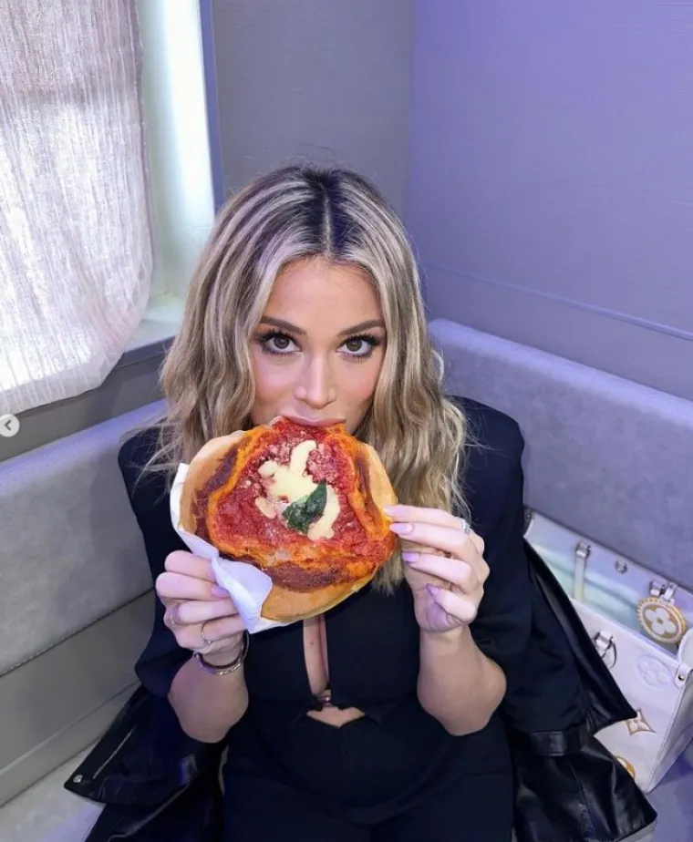 Diletta ponovno oduševljava: Prošetala se ulicom s raskopčanom košuljom, a fotka s pizzom u ustima apsolutni je hit