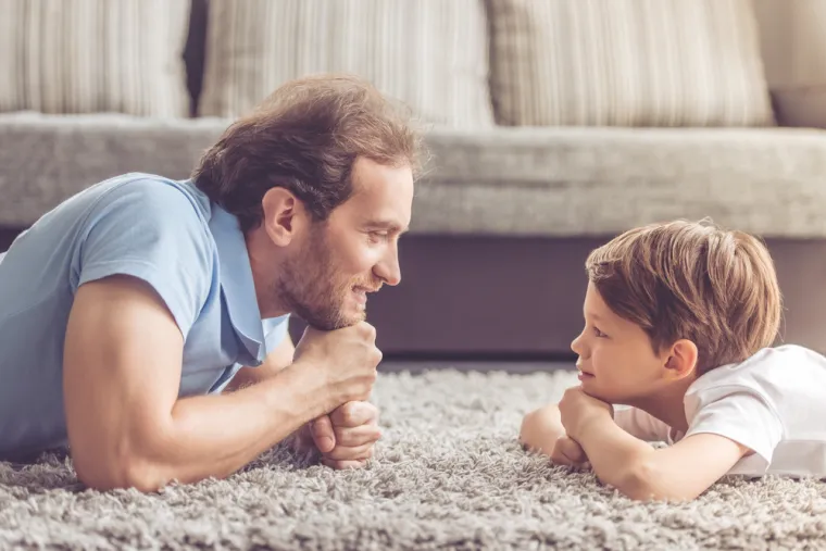 3. Pritisak na njih da budu izvrsni u sportu. Sportovi su sjajni, ali nisu za svakoga. Djeca bi trebala učiti neki timski sport dok su mala, no nemojte vršiti pritisak na sina da mora biti najbolji u momčadi. Trebali biste biti ponosni na njega zbog truda kojeg ulaže u trening i postizanja ciljeva koji nisu toliko orijentirani na pobjedu. Također, iako bi djeca trebala biti svakodnevno fizički aktivna, postoji mnogo načina da to učine bez sporta, primjerice, igranje lovice s drugom djecom i sl.