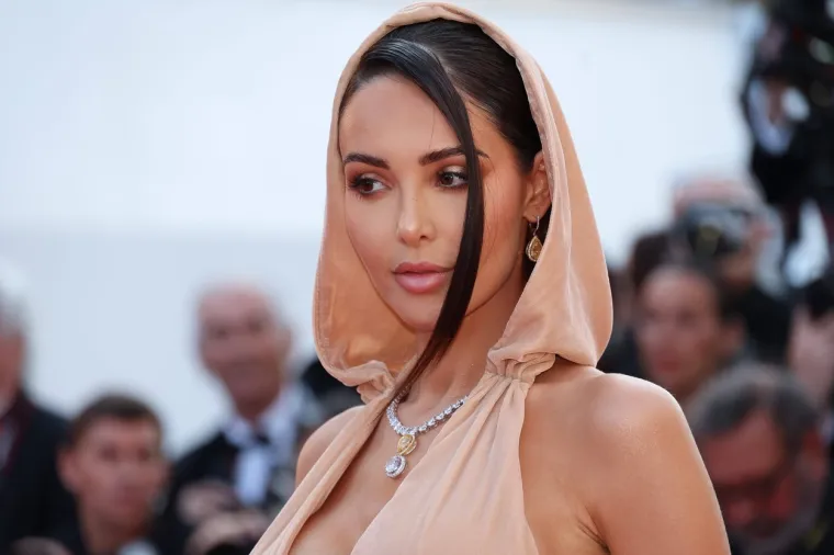 Francuska Kim Kardashian frapirala u Cannesu: Njena bež haljina s velikom kapuljačom i još većim dekolteom bila je glavna tema