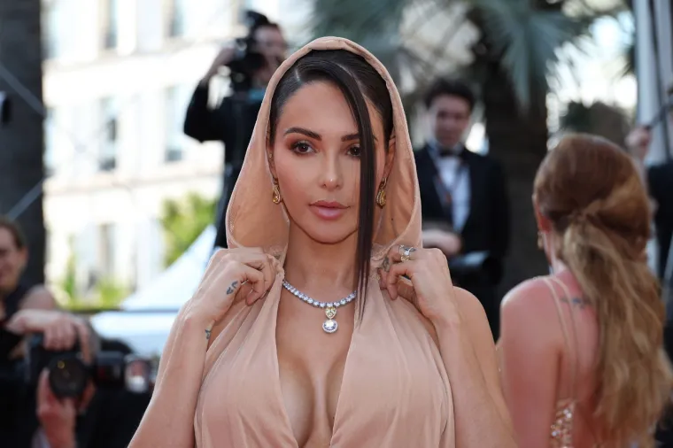 Francuska Kim Kardashian frapirala u Cannesu: Njena bež haljina s velikom kapuljačom i još većim dekolteom bila je glavna tema