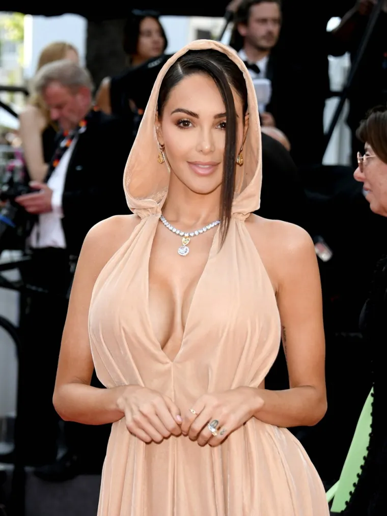 Francuska Kim Kardashian frapirala u Cannesu: Njena bež haljina s velikom kapuljačom i još većim dekolteom bila je glavna tema