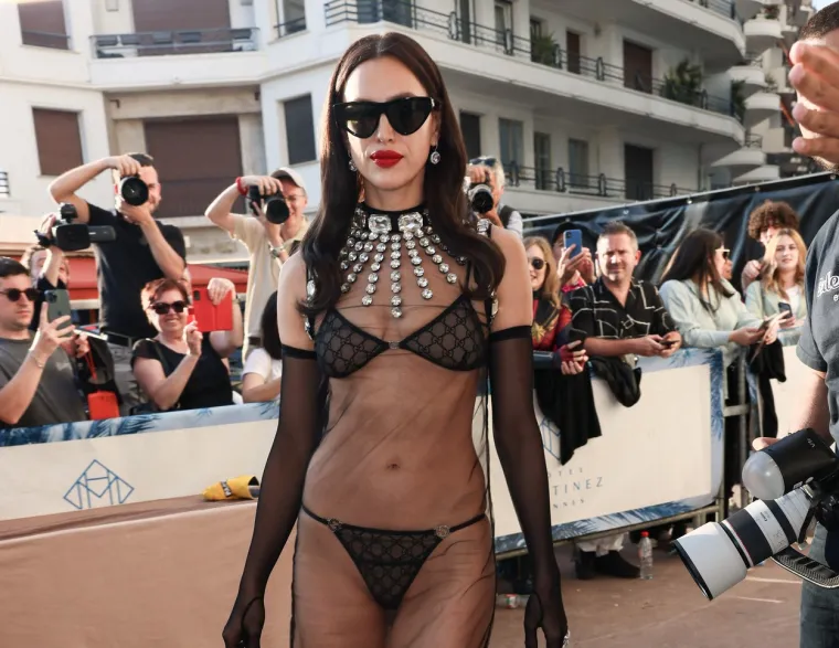 Irina Shayk ukrala show u Cannesu u prozirnom donjem rublju, ogrnuta gotovo nevidljivom tkaninom i obgrljena biserima