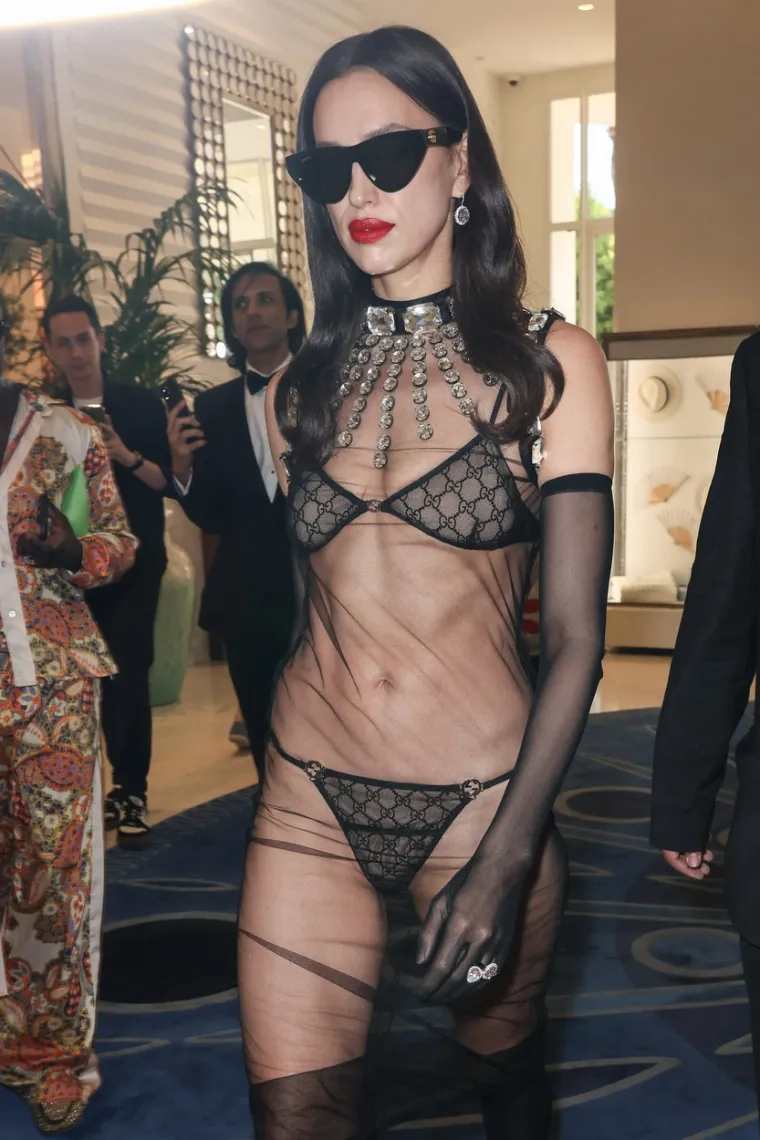 Irina Shayk ukrala show u Cannesu u prozirnom donjem rublju, ogrnuta gotovo nevidljivom tkaninom i obgrljena biserima