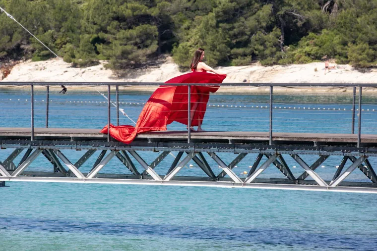Djevojka u crvenoj haljini oduzima dah: Pogledajte senzacionalne fotke s plaže  u Puli