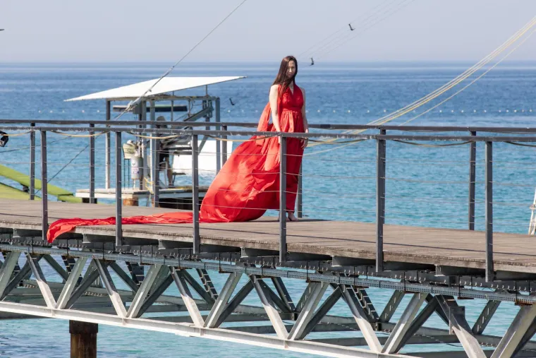 Djevojka u crvenoj haljini oduzima dah: Pogledajte senzacionalne fotke s plaže  u Puli